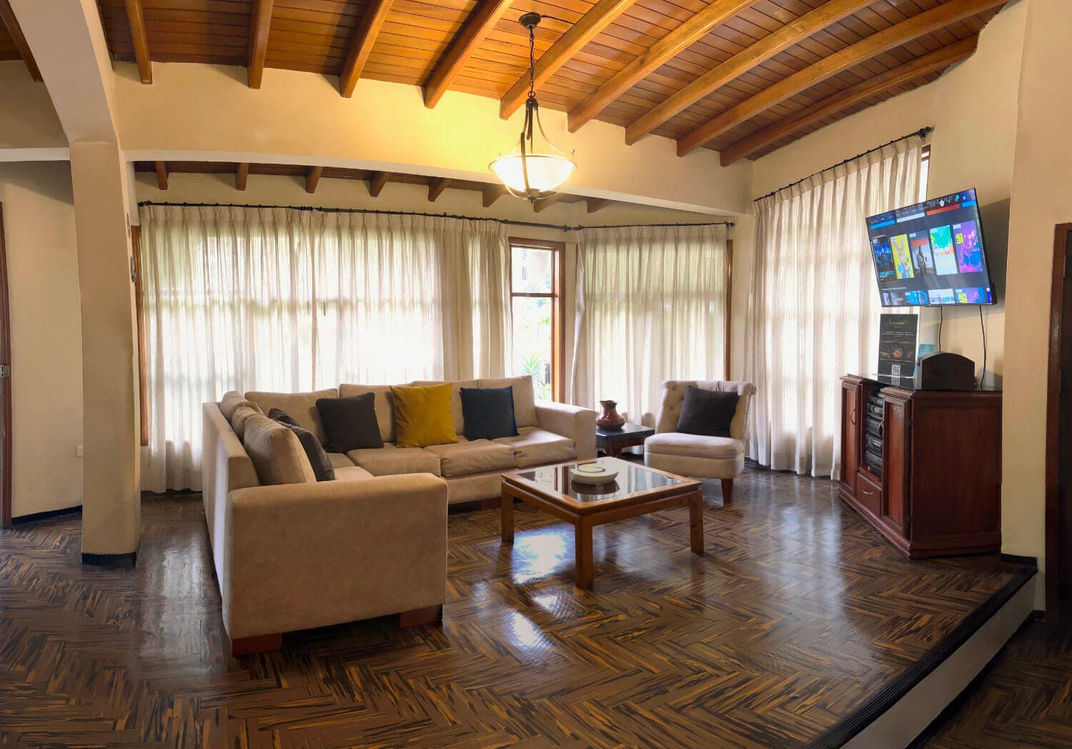 Sala con muebles y chimenea