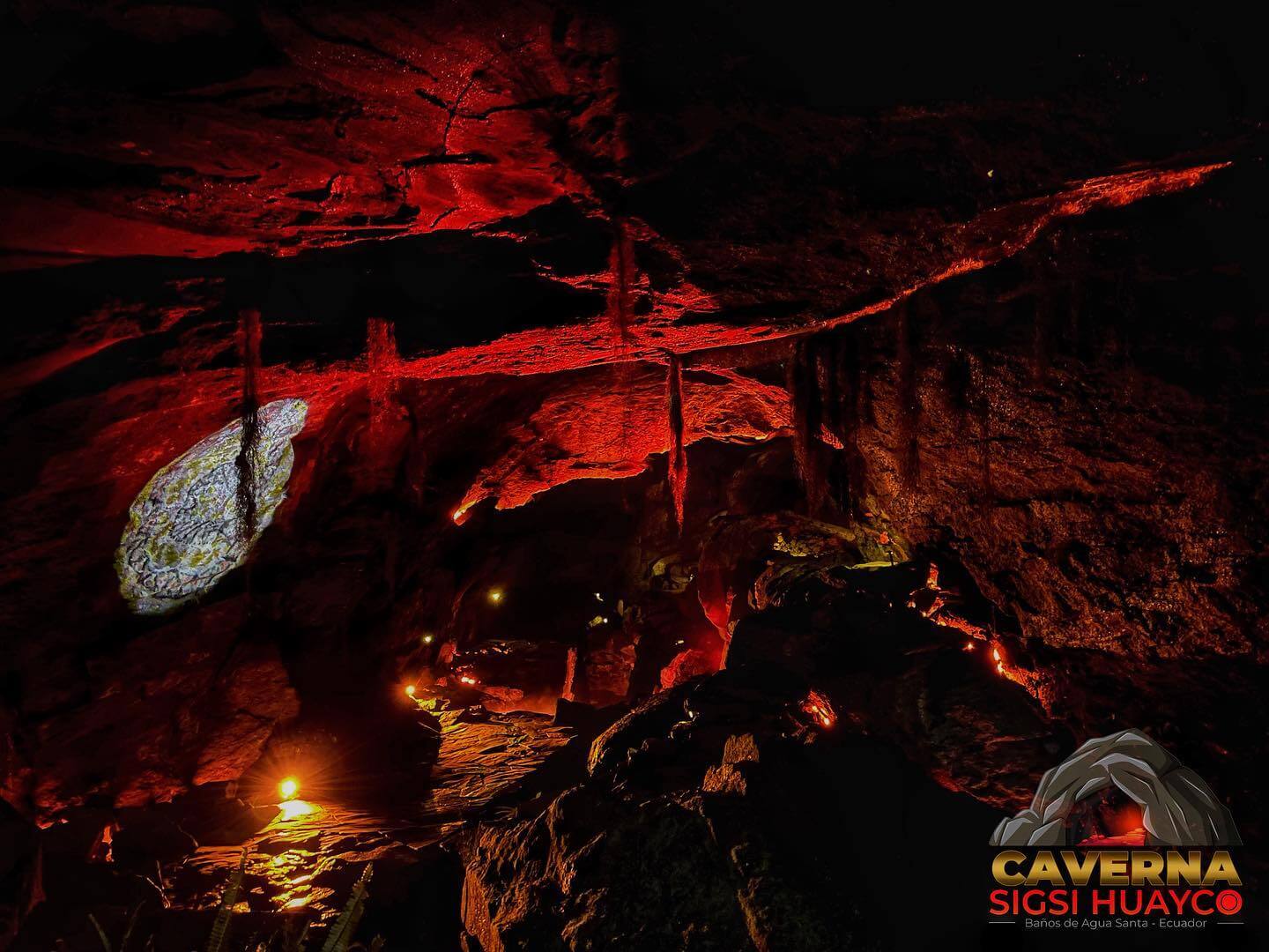 caverna, cueva sigsihuayco, iluminada, turismo en baños de agua santa